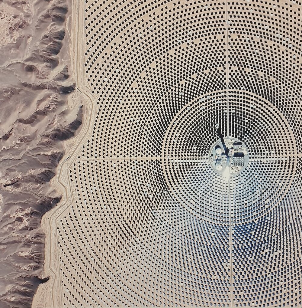 Foto: Regenerative Energie - wie hier die der Sonne in einem gigantischen Kollektorfeld in Marokko – gehört zu den Themen der Ausstellung Mind The Earth