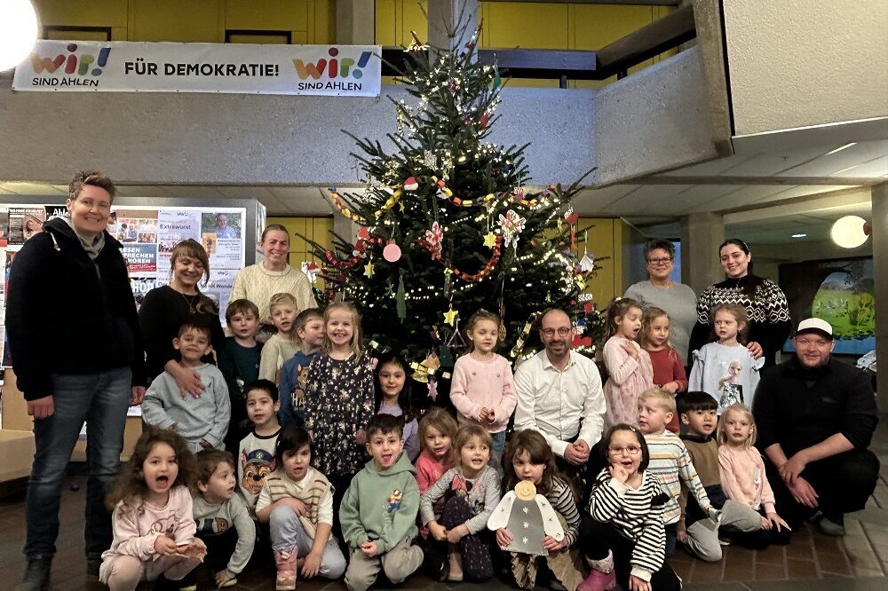 Geschmückter Weihnachtsbaum bringt Stimmung ins Rathaus 