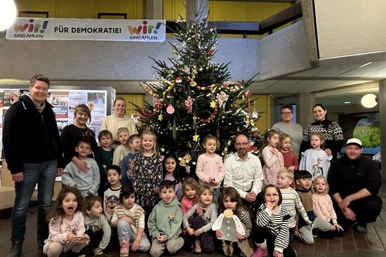 Gruppenfoto mit Bürgermeister nach getaner Arbeit.