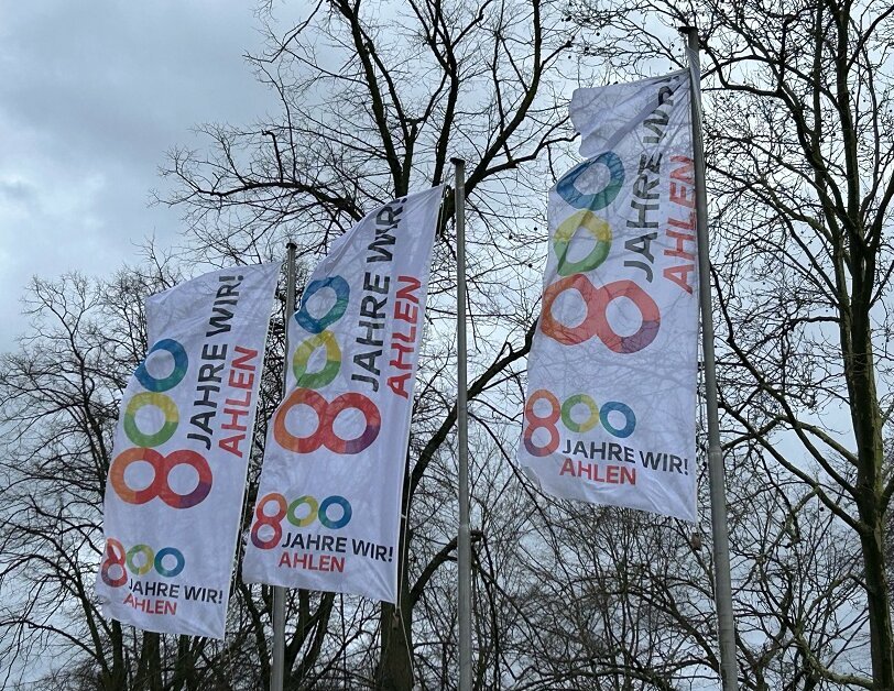 Foto: Ahlen800-Flaggen an der Stadthalle