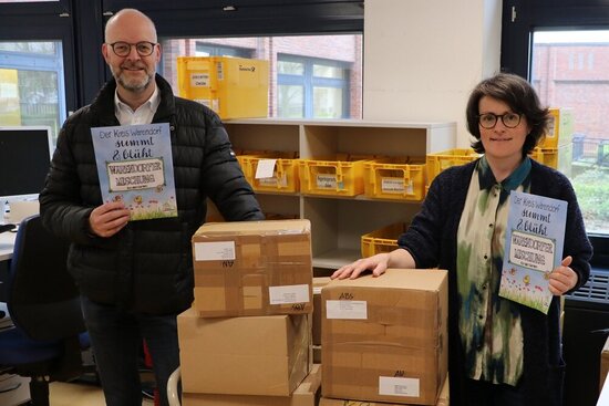 Foto: 2 Personen mit großen Paketen