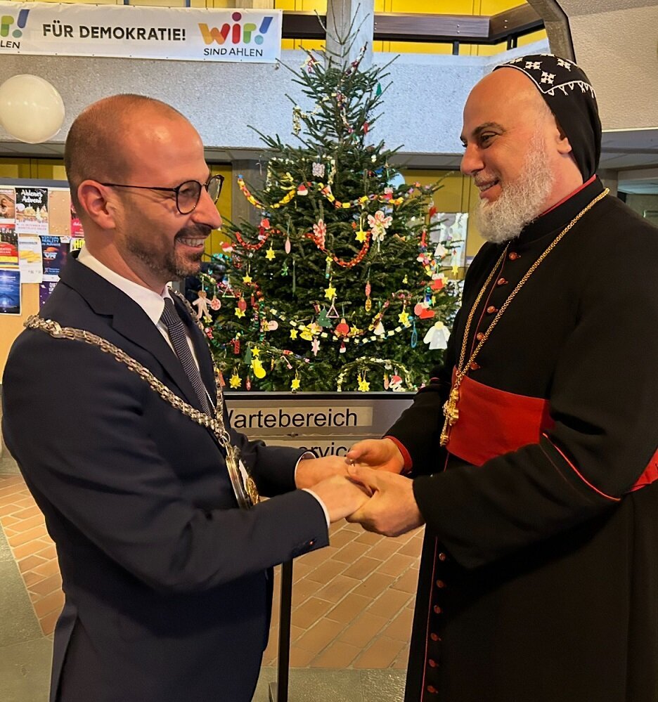 Matthias Harman begrüßte Erzbischof Nayis im Rathaus.