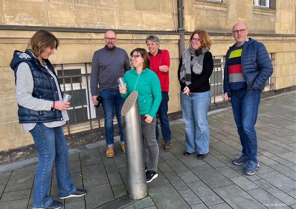 Gruppenbild vor Wasserspender