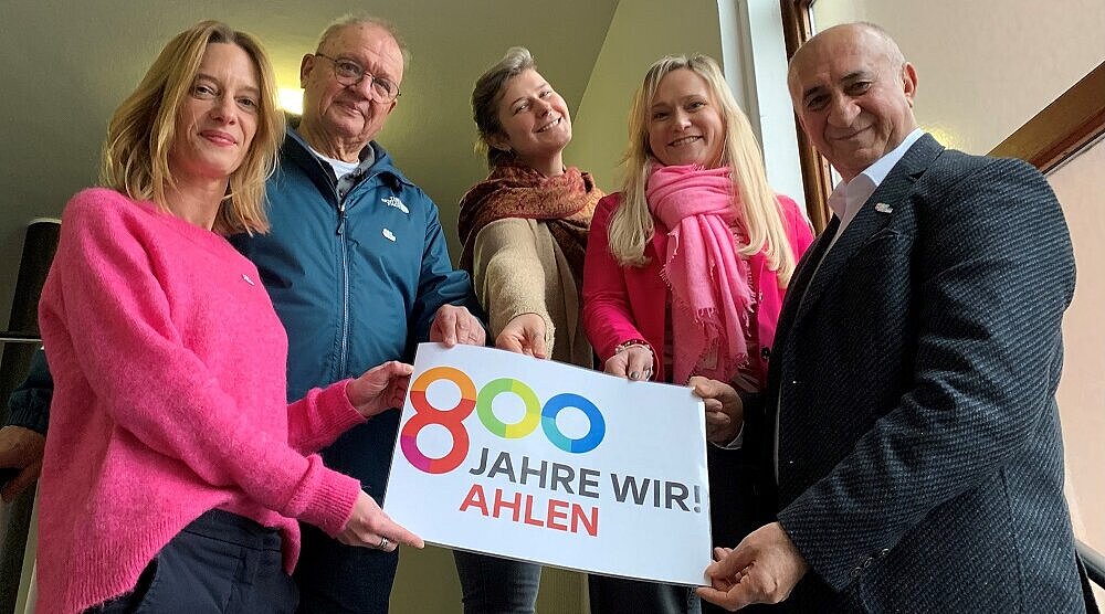 Foto: Gruppe mit dem Ahlen 800 Logo