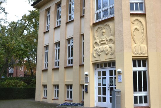 Foto: Außenansicht Stadtbücherei Eingangsbereich