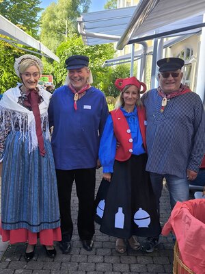 Foto: 2 Pärchen in traditioneller westfälischer Tracht