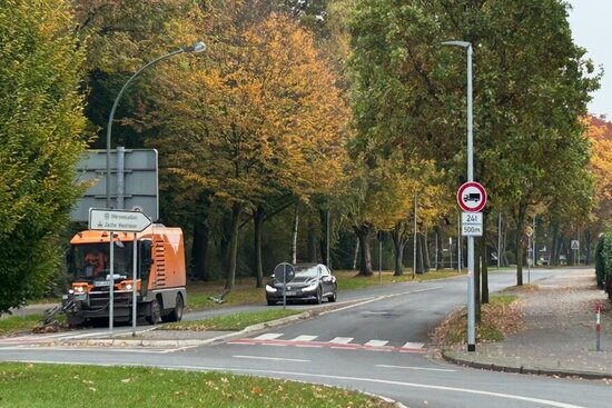 Foto: Verkehrsinsel mit Blick in die August-Kirchner-Straße