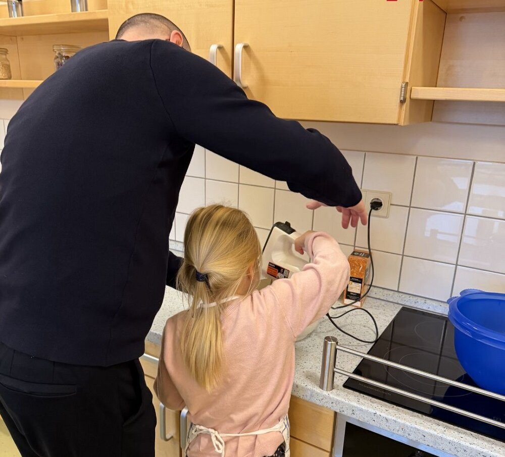 Foto: BM mit kleinem Mädchen mit einem Mixer