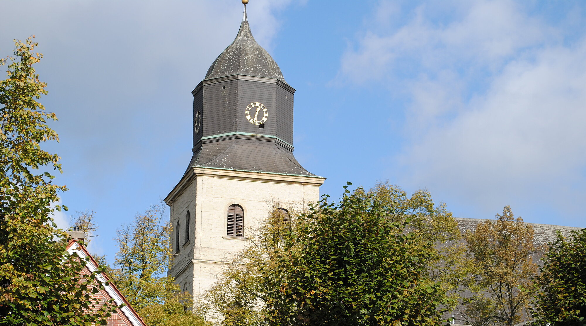 Foto: Blick auf den Kirchturm der Bartholomäuskirche