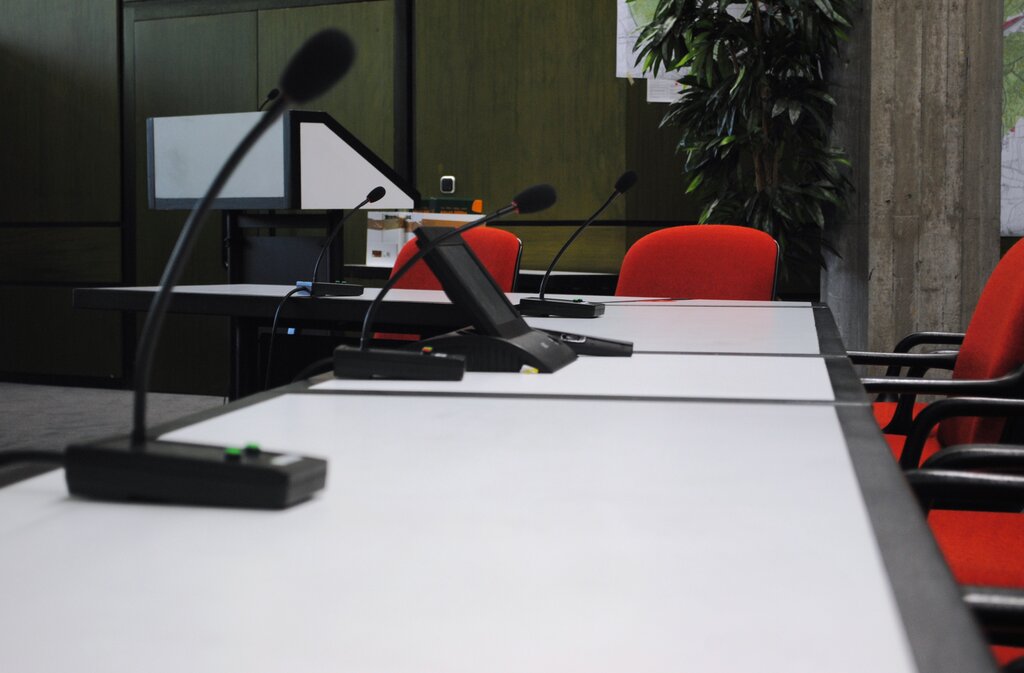 Foto: Sitzungssaal mit Rednerpult und Mikrofon