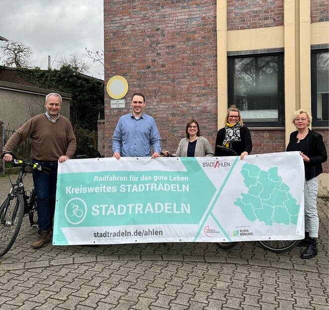 Foto: Gruppe mit dem Banner für das Stadradeln