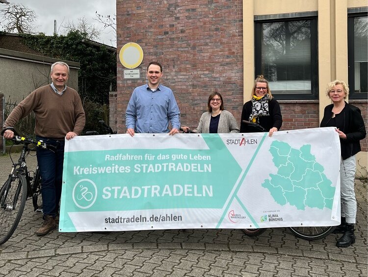 Foto: Gruppe mit dem Banner für das Stadradeln