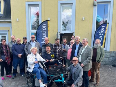 Foto: Gruppe vor der Radstation im Ahlener Bahnhof