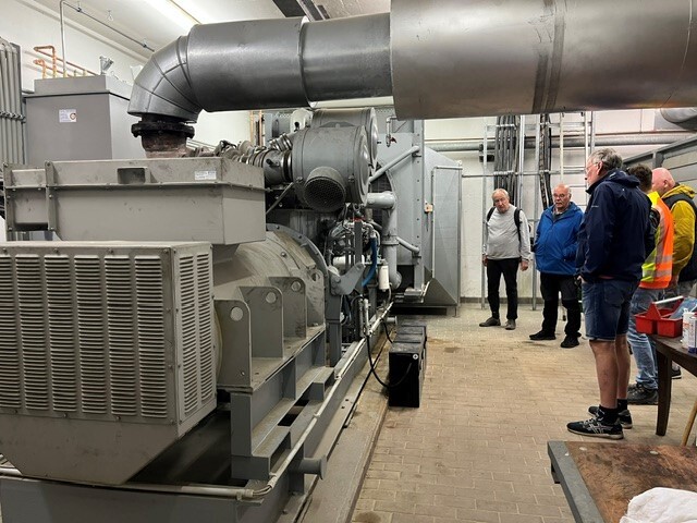 Foto: Gruppe in einem Technikraum der Kläranlage
