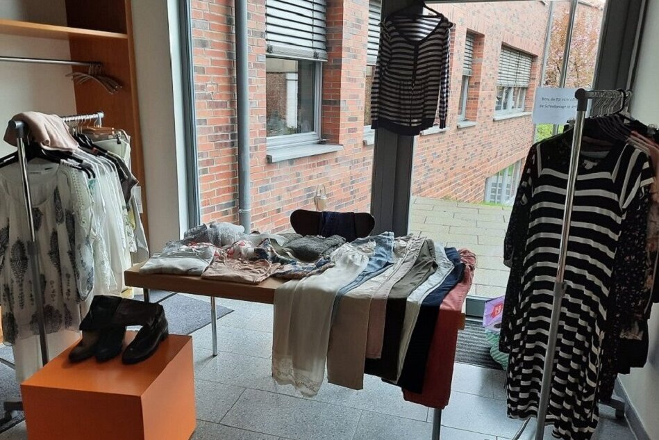 Second-Hand-Modemarkt beim Internationalen Frauenfrühstück