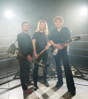 Foto: 3 Bandmitglieder mit Instrumenten