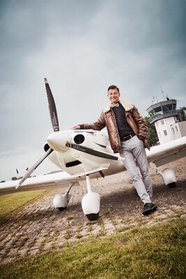 Foto: Mann an einem Kleinflugzeug
