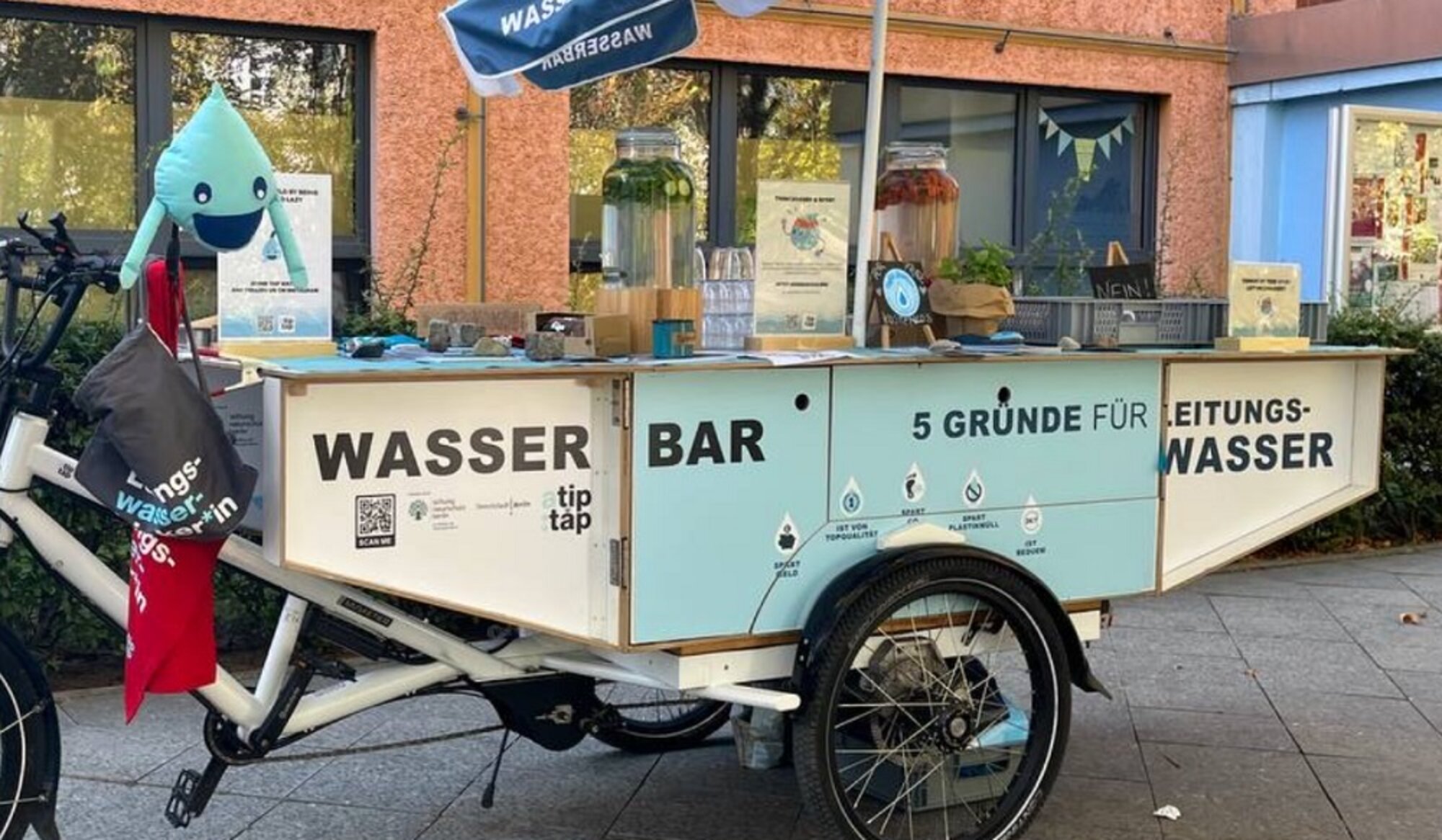 Foto: Anhänger mit der Aufschrift Wasserbar