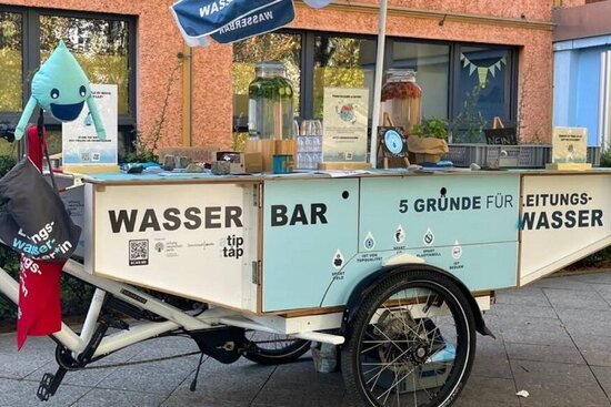 Foto: Anhänger mit der Aufschrift Wasserbar