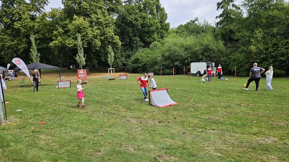 Foto: Wiese mit kleinen Toren und Kindern