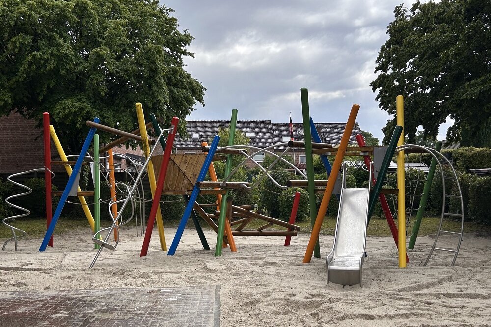 Spielgeräte auf dem Spielplatz Steinbrückenkamp werden abgebaut