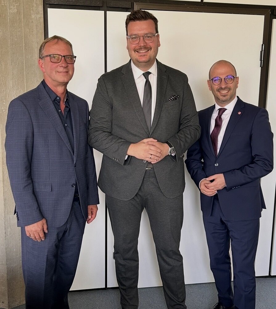Matthias Harman (r.) und Olaf Rittmeier (l.) begrüßten Michael Kersting in Ahlen.