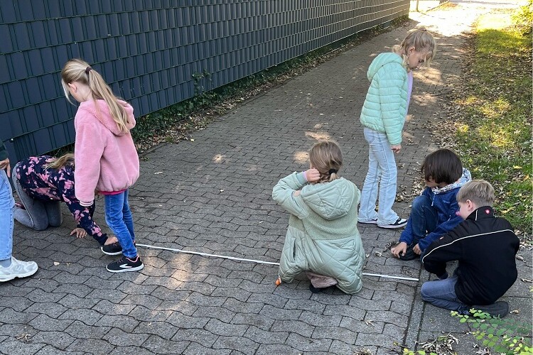 Mit Zollstock und Stoppuhr für sichere Schulwege