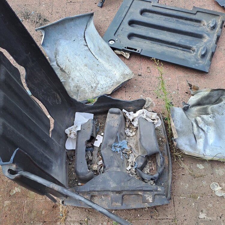 Foto: Reste einer gesprengten Mülltonne