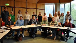 Foto: Gruppenbild am Tisch