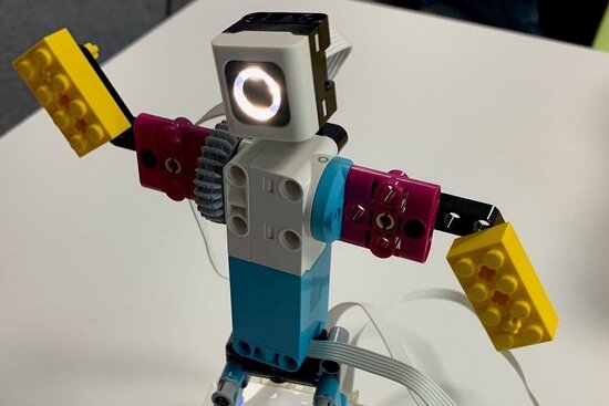 Foto: kleine Legofigur mit Kabeln und Licht