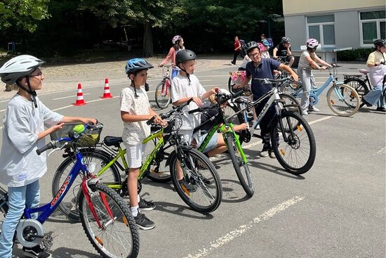 Foto: Kindergruppe mit Fahrrädern