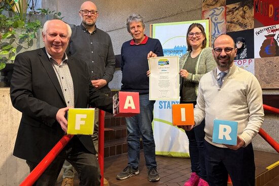 Freuen sich über die verdiente Verlängerung: (v.l.) Meinolf Thiemann, Frank Schlösser, Burkhard Engelke und Linda Sauer von der Fairtrade Steuerungsgruppe zusammen mit Bürgermeister Matthias Harman
