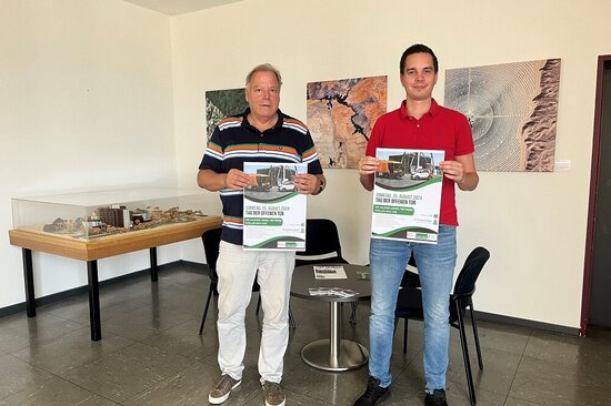 Foto: Thomas Köpp und Dominik Schramm mit den Plakaten zum Tag der offenen Tür