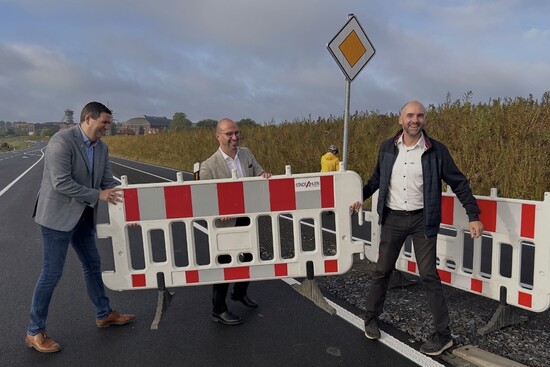 Räumten die letzte Barriere aus dem Weg: (v.l.) Dennis Kykal (Vorsitzender Betriebsausschuss, Matthias Harman, Dennis Hadrika
