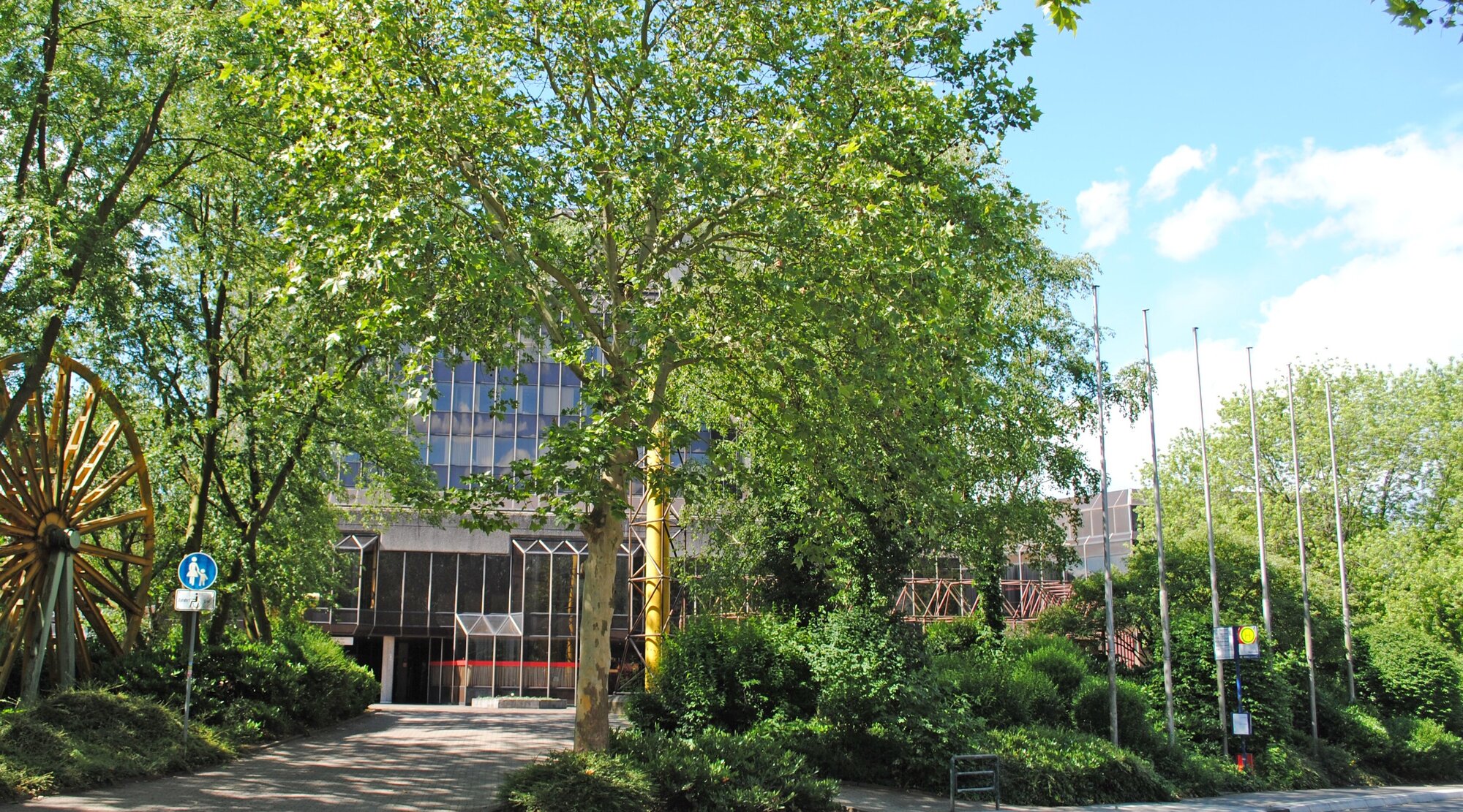 Foto: Rathaus, Blick über den Vorplatz