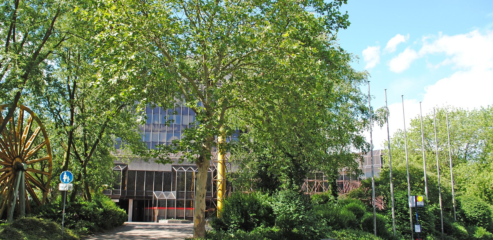 Foto: Rathaus, Blick über den Vorplatz