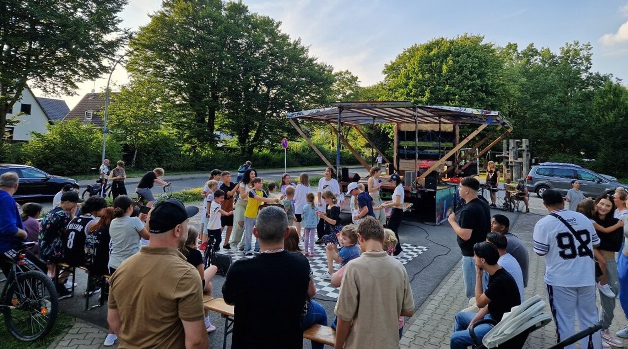 Foto: kleine Bühne mit vielen Jugendlichen davor