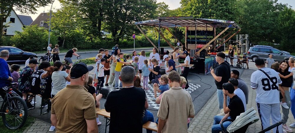 Foto: kleine Bühne mit vielen Jugendlichen davor
