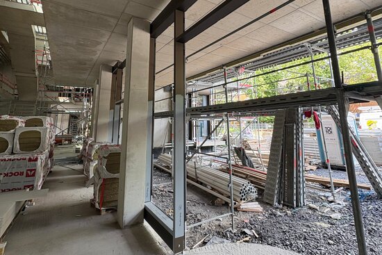 Foto: Baustelle mit Pfosten-Riegel-Fassade am neuen Stadthaus