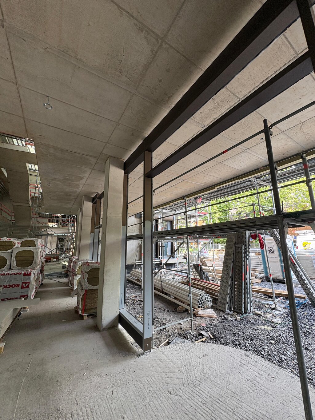 Foto: Baustelle mit Pfosten-Riegel-Fassade am neuen Stadthaus