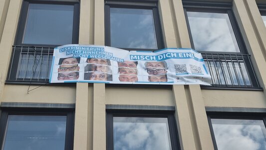 Foto: Banner an einer Hausfassade