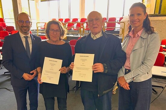 Amtsgerichtsdirektorin Ines Neuhaus (r.) und Bürgermeister Matthias Harman (l.) überreichten den ausscheidenden Schiedsleuten Benita Andela und Helmut Neumann Dankurkunden.