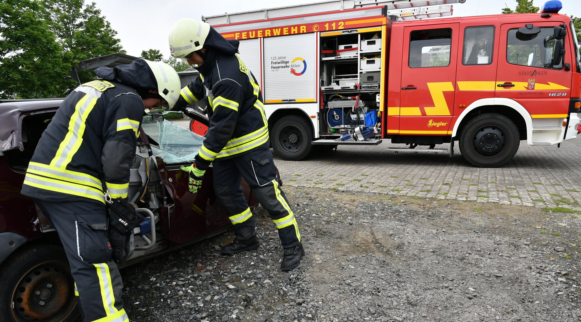 Foto: Feuerwehrleute bei der Bergung eines Fahrzeugs