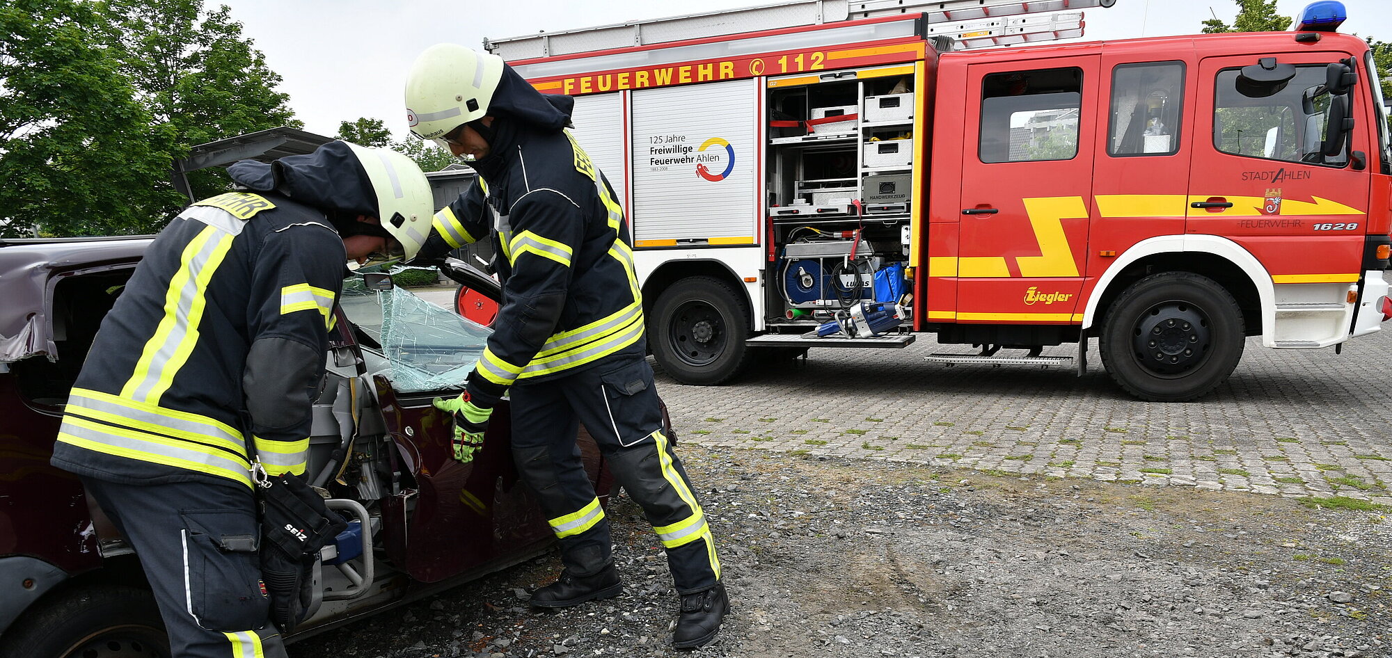 Foto: Feuerwehrleute bei der Bergung eines Fahrzeugs