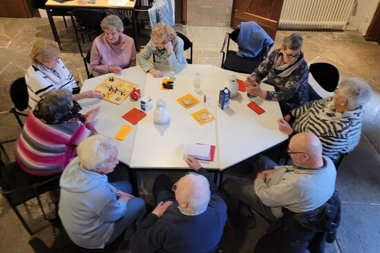 Foto: ältere Menschen an einem Tisch mit Spielen