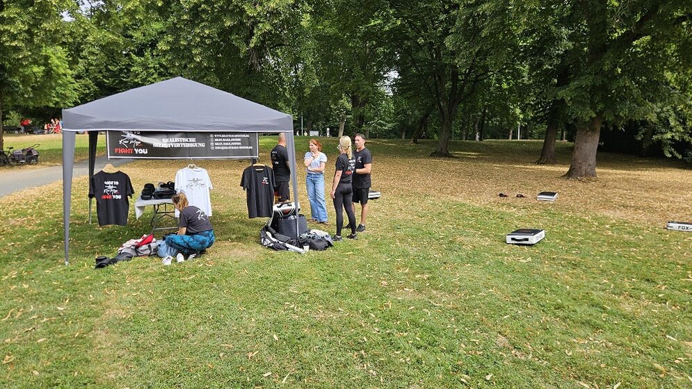 Foto: Pavillon mit Sportbekleidung