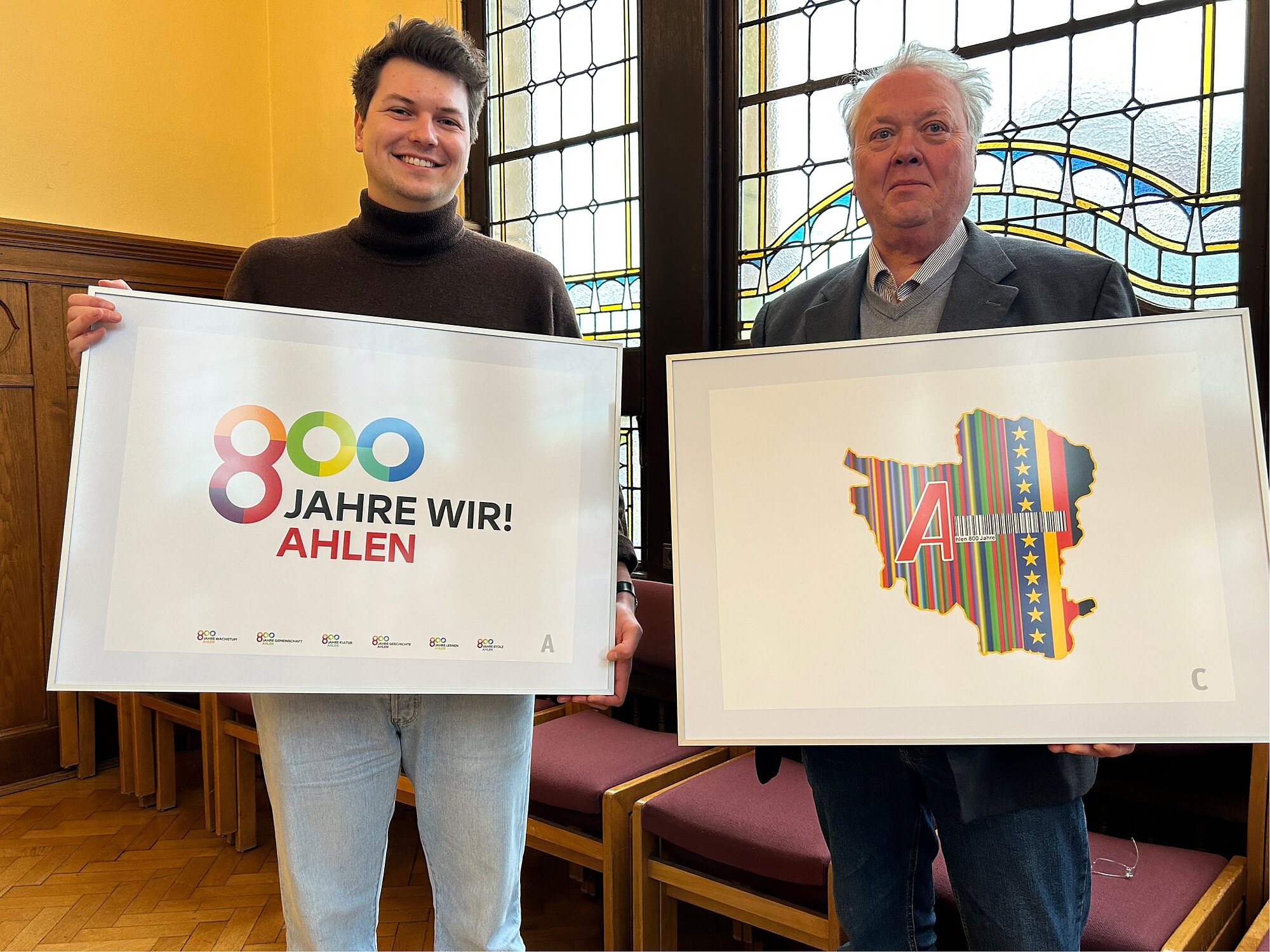 Foto: Louis Beckmann (l.) und Raphael Fischer mit ihren Logos