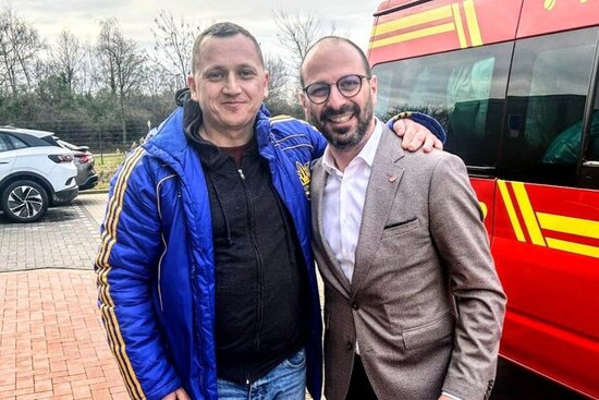 Die Bürgermeister von Khotyn und Ahlen, Andrii Dranchuk und Matthias Harman, bei der Übergabe von Hilfsgütern im Februar.