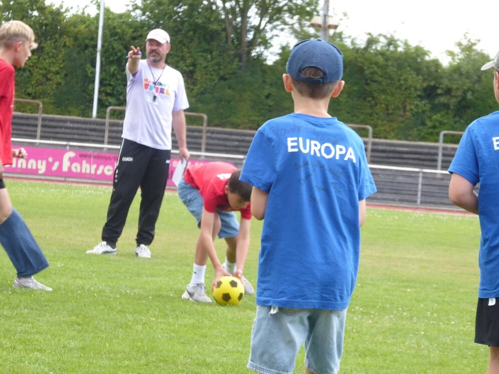 Foto: mehrere Personen auf einer Wiese
