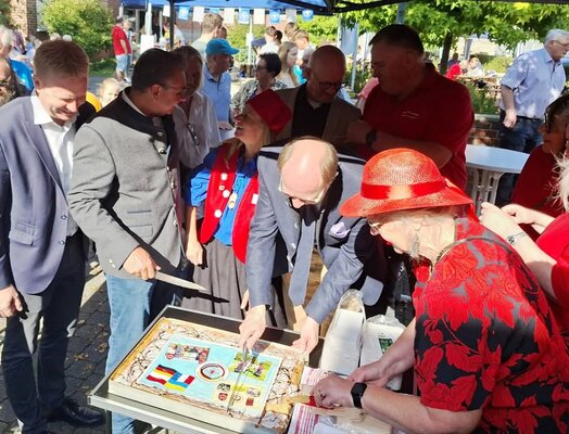 Foto: Verteilung der Rübli-Torte